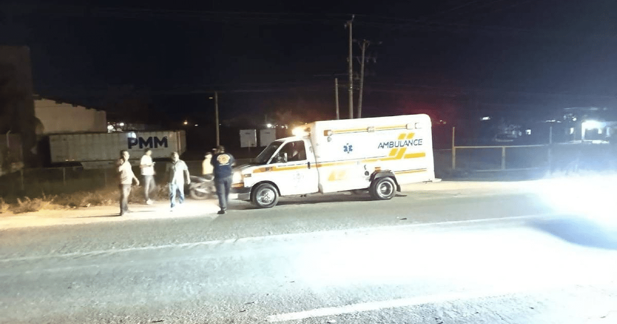 Ambulancia y rescatistas en escena de accidente vial nocturno en Mazatlán