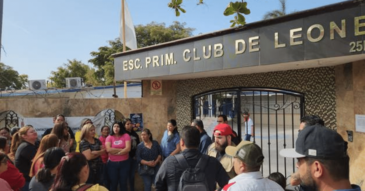 Grupo de personas protestando frente a la Escuela Primaria Club de Leones