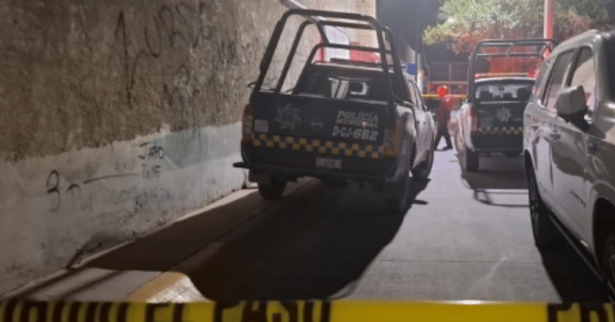 Operativo policial nocturno en León con vehículos de la Policía Municipal y cinta amarilla de restricción.