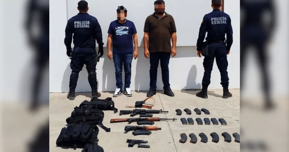 Dos personas detenidas por la policía en Culiacán con armas incautadas en el suelo