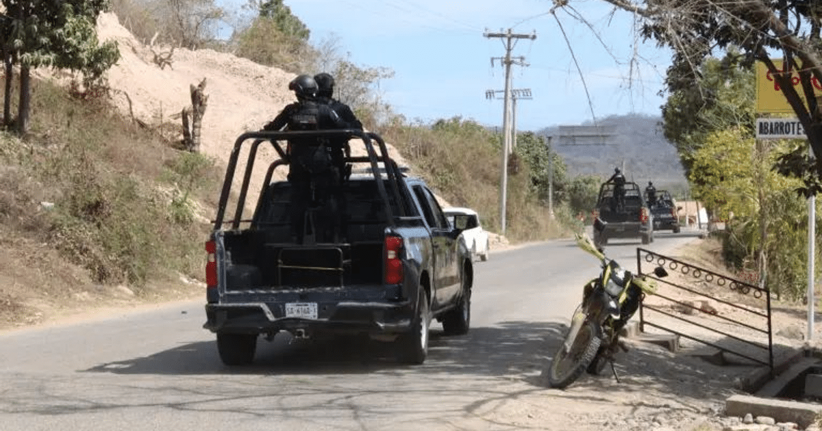 Convoy de seguridad patrullando en carretera rural en Aguacaliente