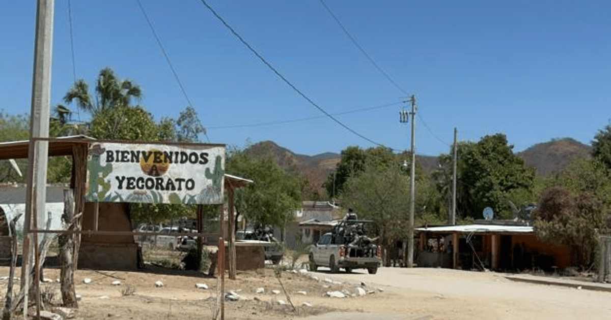 Paisaje rural de Yecorato con cartel de bienvenida, vegetación y cielo azul.