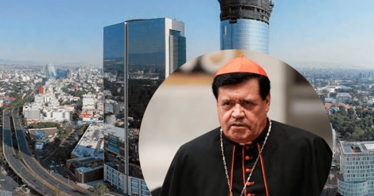 Vista panorámica de la ciudad con rascacielos y figura eclesiástica en primer plano, relacionada con el amparo del cardenal Norberto Rivera por el ISAI.