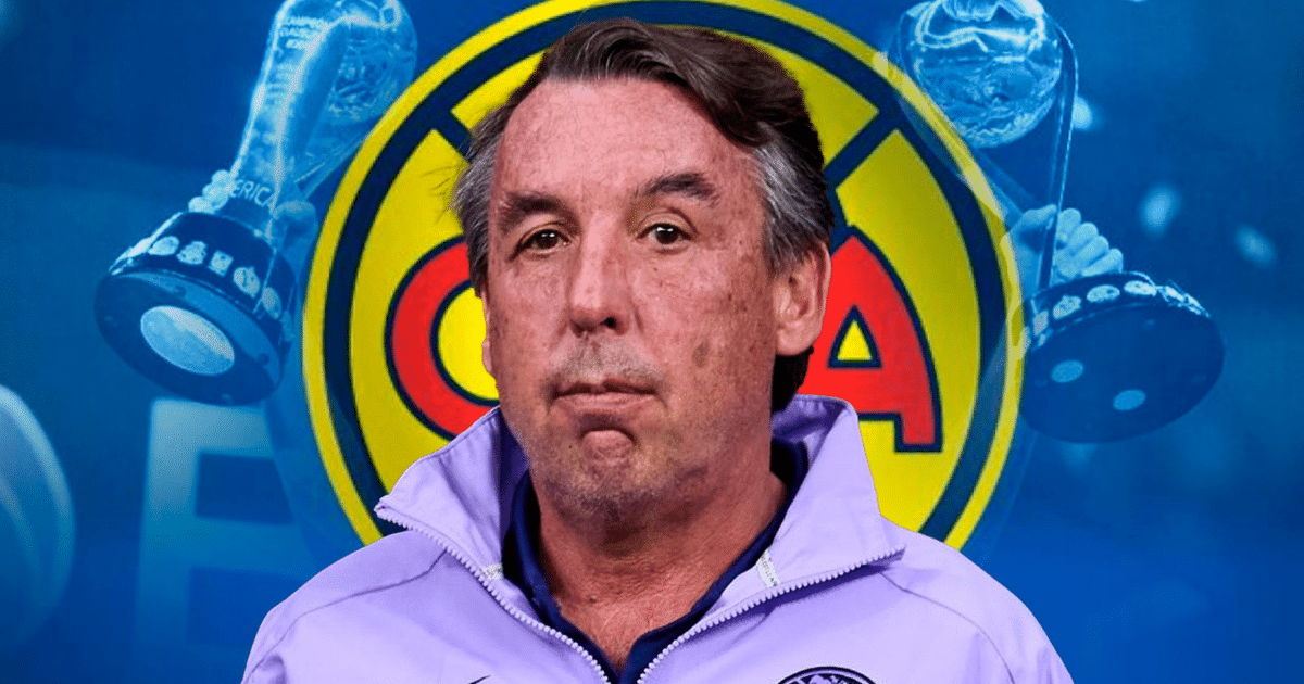 Persona del Club América con trofeos y logotipo del equipo en el fondo