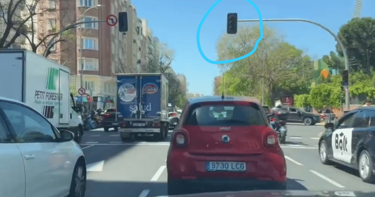 Tráfico urbano con semáforo inoperante durante apagón en la península ibérica