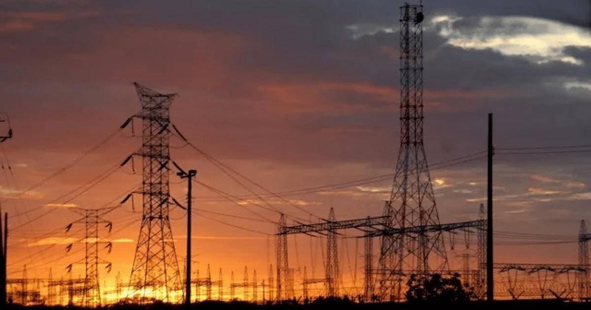 Atardecer con torres de transmisión eléctrica en Los Mochis, Sinaloa.