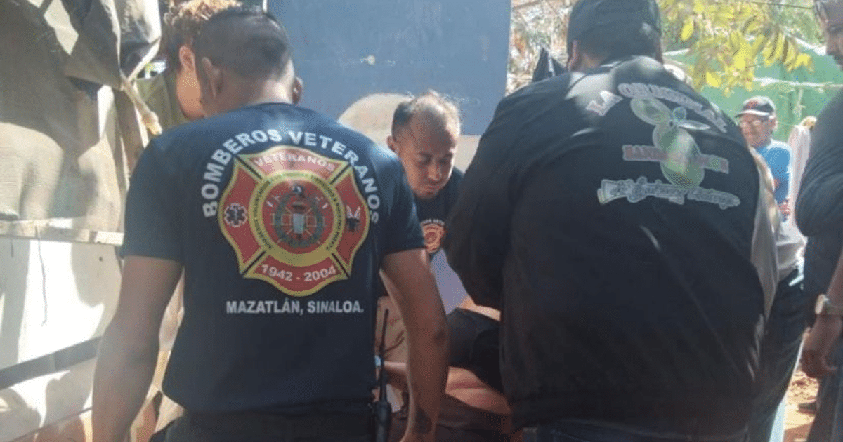 Personal de emergencia atendiendo a una víctima en el suelo tras un apuñalamiento en Mazatlán 2.