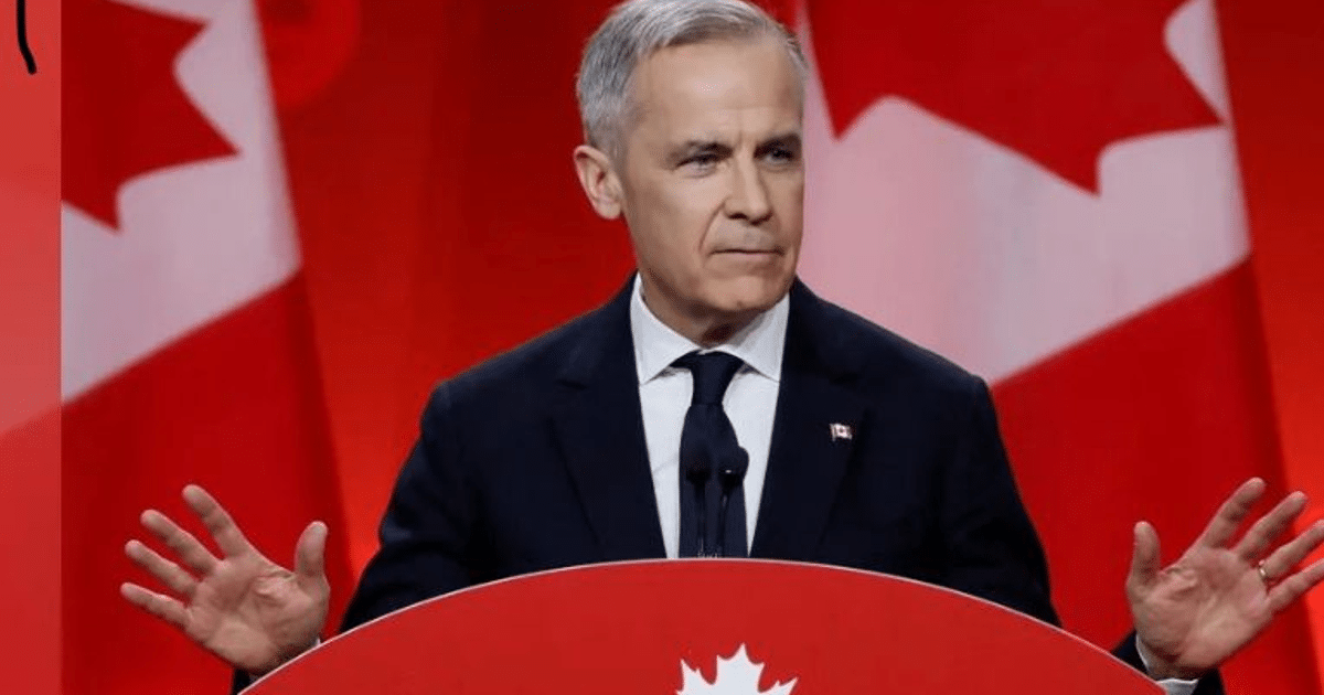Primer Ministro de Canadá en podio rojo con bandera canadiense, anunciando medidas arancelarias.