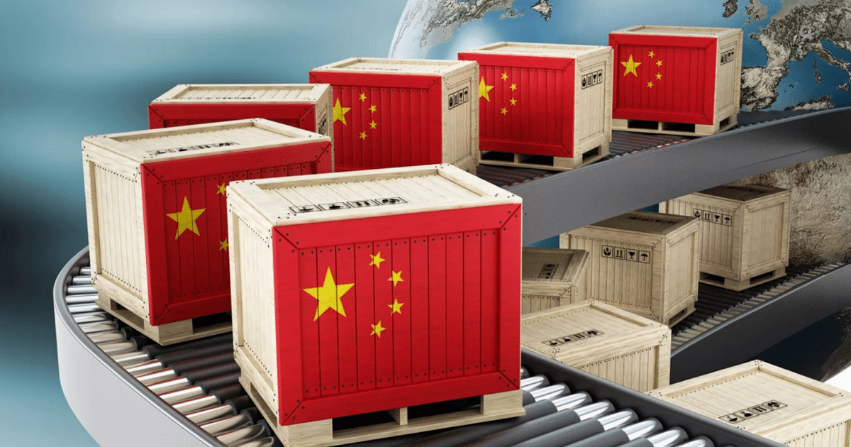 Cajas de madera con bandera de China en cinta transportadora, fondo con planeta Tierra.