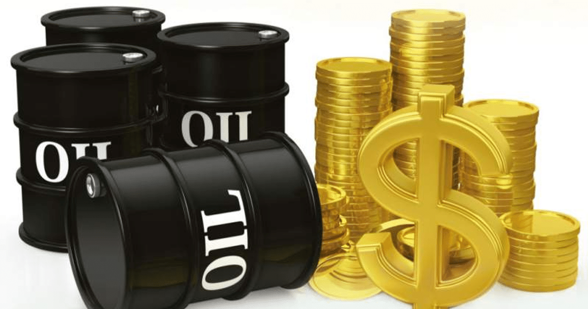 Barriles de petróleo con la palabra 'OIL', pilas de monedas doradas y un símbolo de dólar dorado, simbolizando la relación entre el petróleo y la economía.