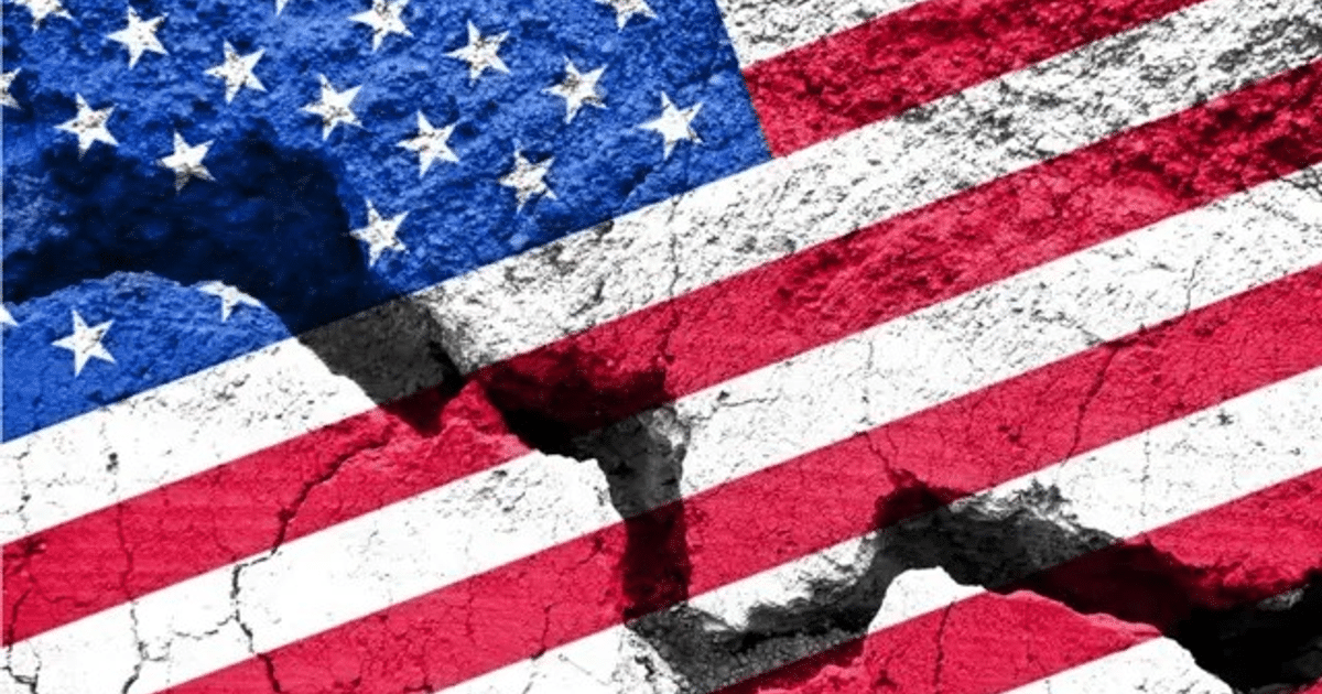 Bandera de Estados Unidos sobre fondo agrietado, simbolizando tensiones comerciales.