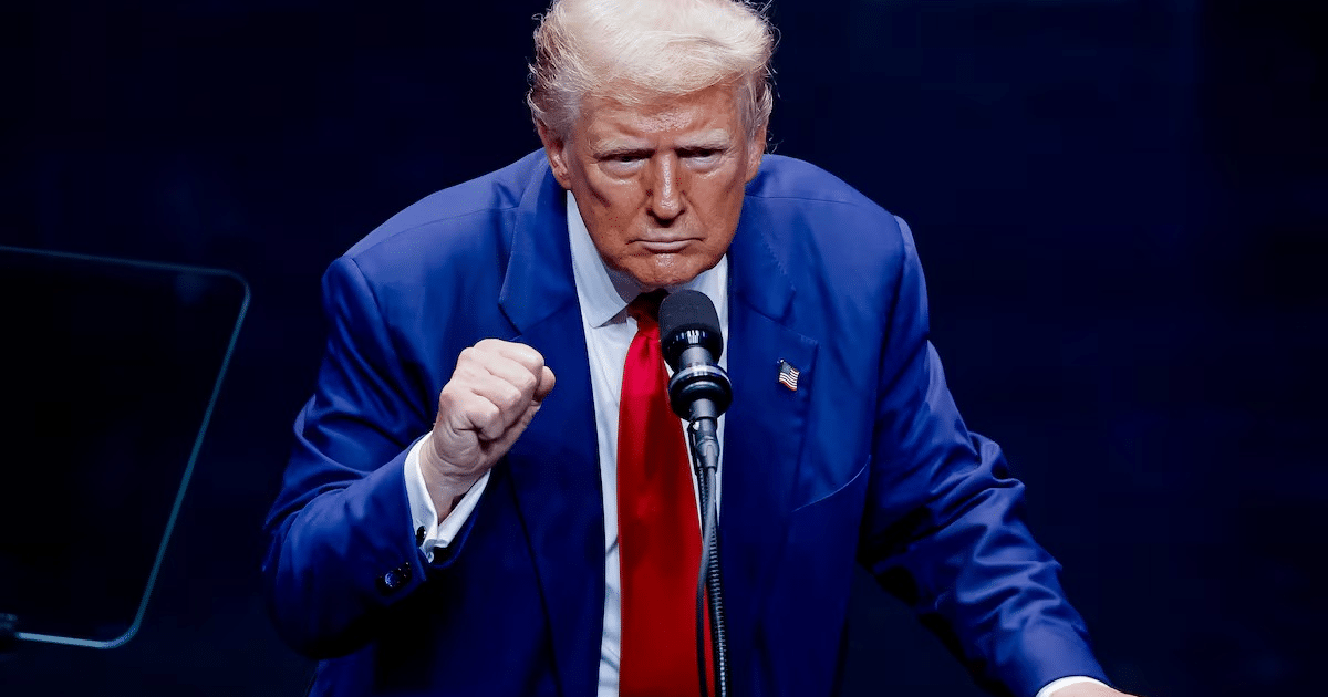 Donald Trump anunciando aranceles recíprocos en la Casa Blanca