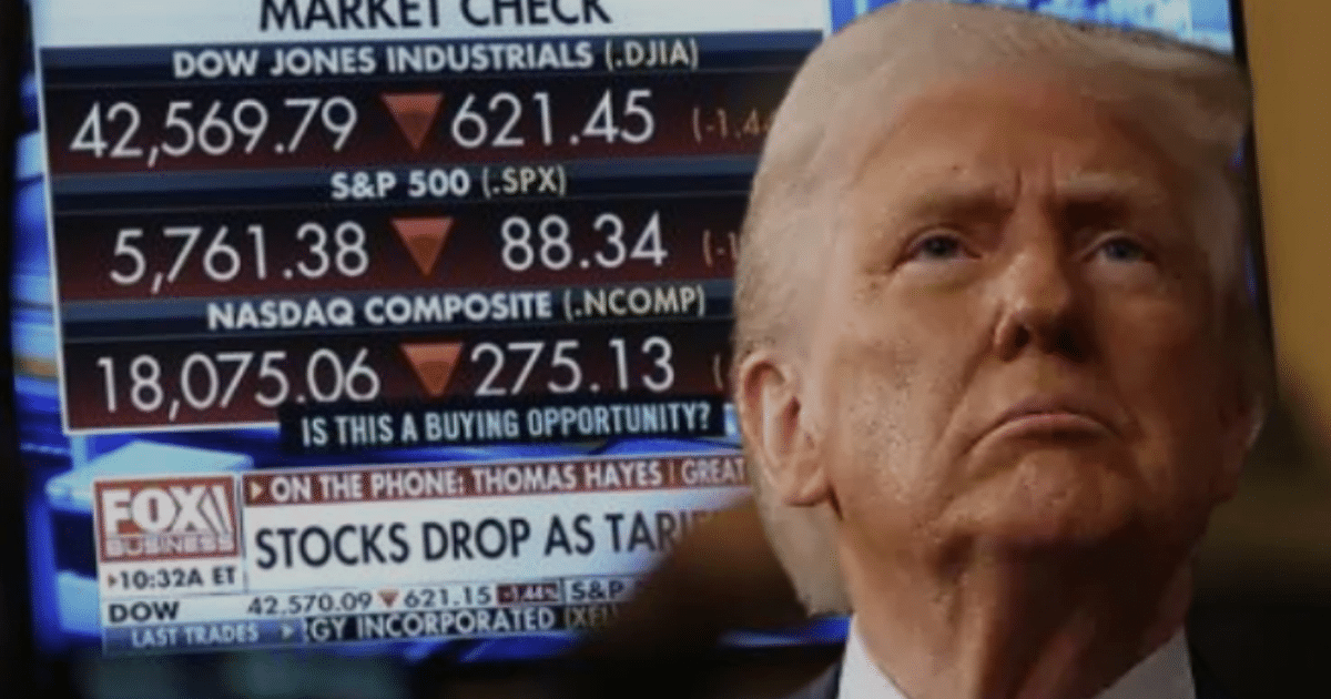 Persona observando pantalla con índices financieros tras anuncio de aranceles de Trump.