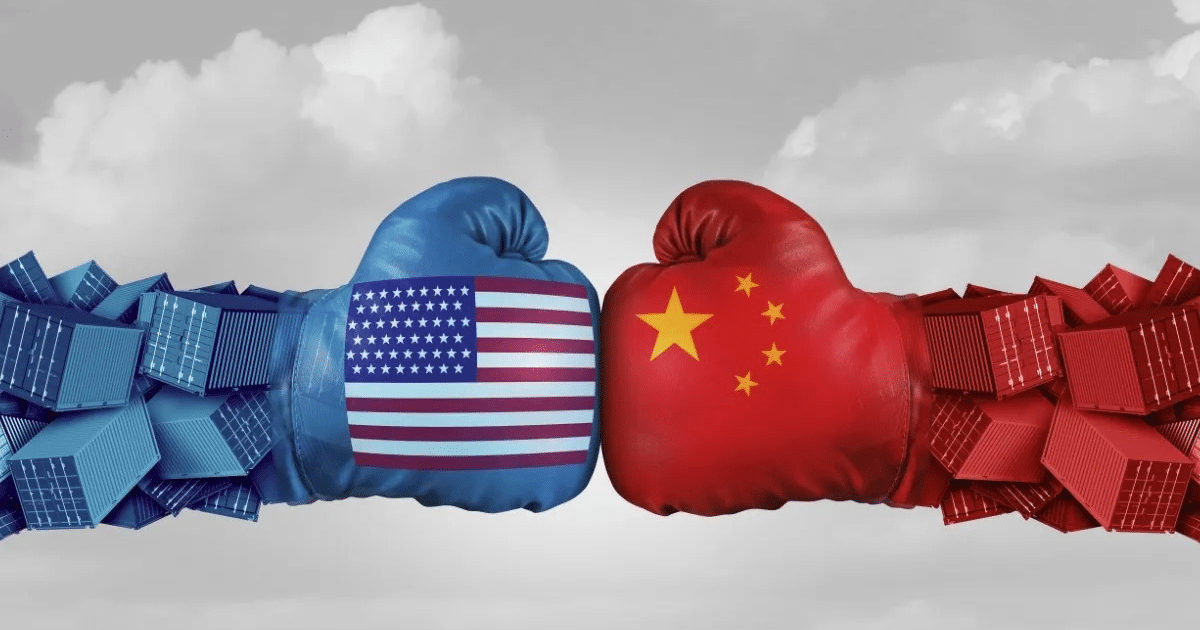 Guantes de boxeo con banderas de Estados Unidos y China rodeados de contenedores de carga, simbolizando la tensión comercial entre ambas naciones.
