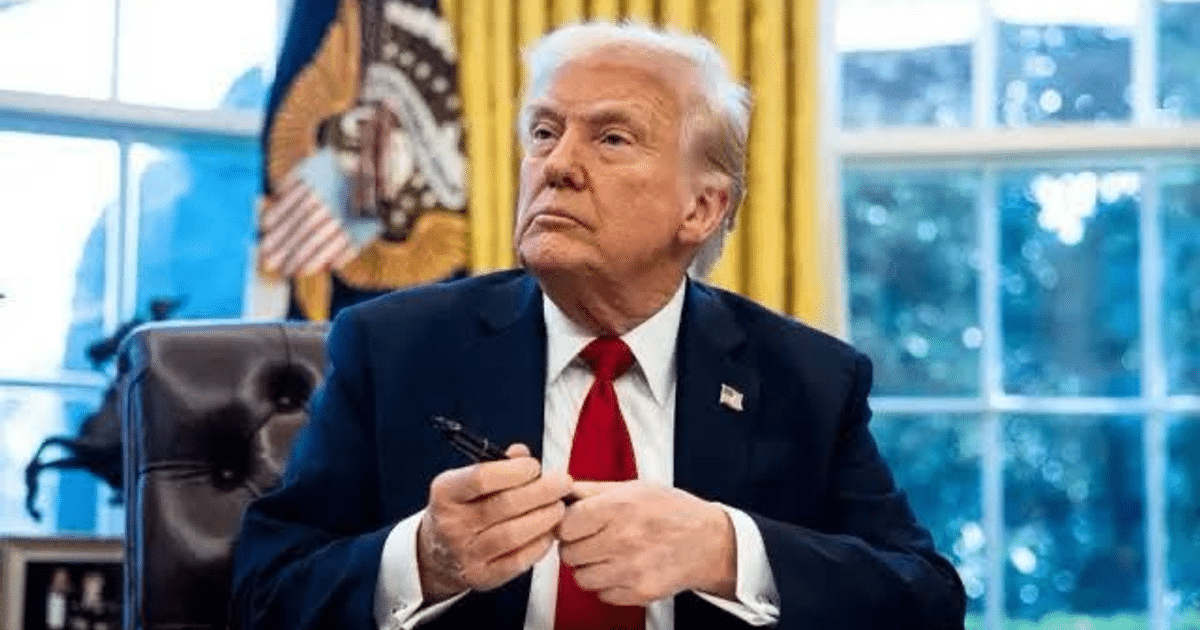 Persona en oficina sosteniendo bolígrafo, relacionada con el anuncio de aranceles de Trump.