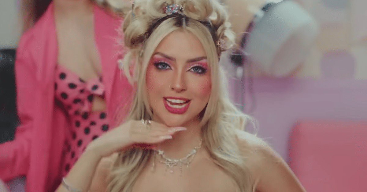 Persona rubia con maquillaje rosado sonriendo en un ambiente colorido, relacionada con el debut musical de Arigameplays.