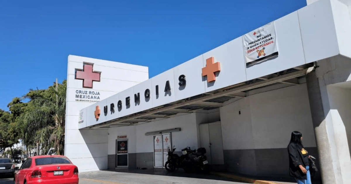 Entrada del hospital de la Cruz Roja Mexicana con letrero de urgencias y vehículos estacionados.