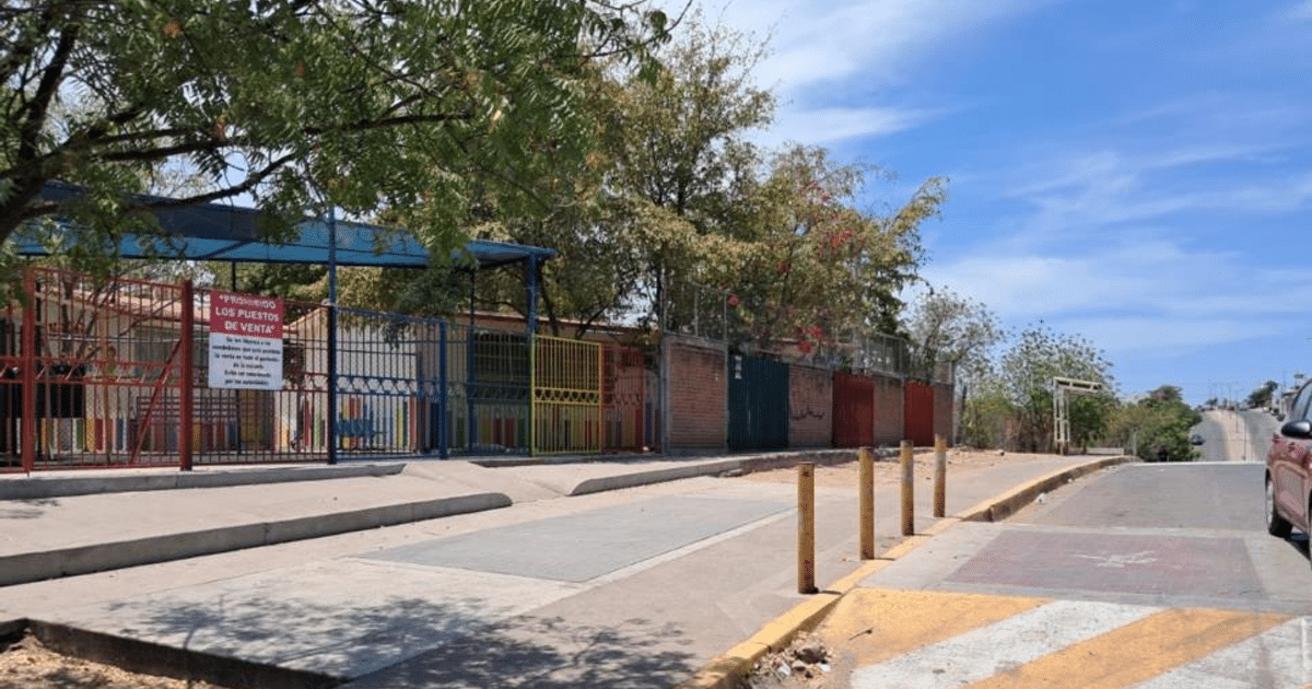 Calle en Culiacán con estructura colorida y letrero de prohibición de venta