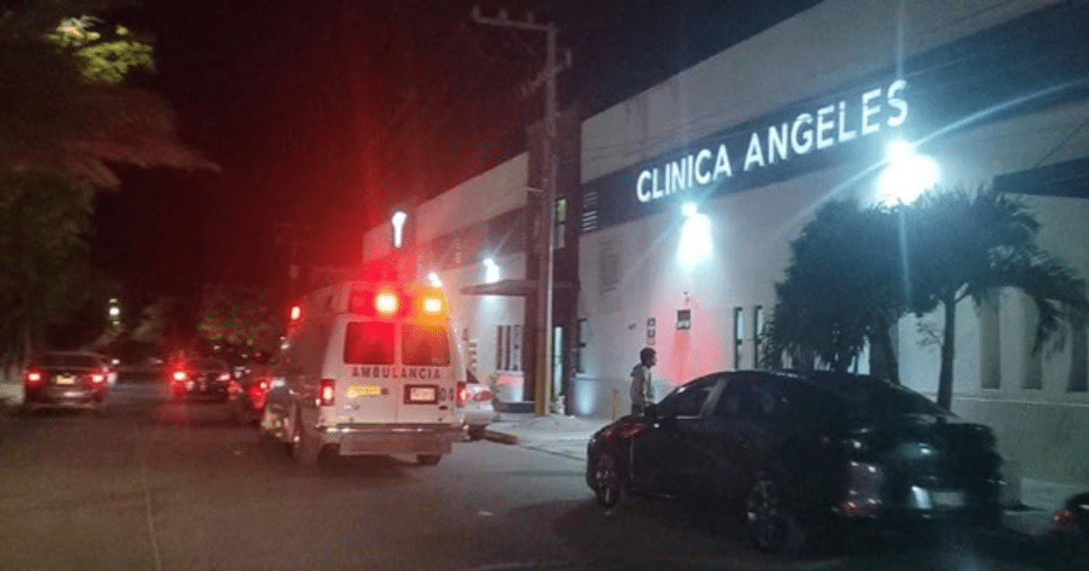Clínica Ángeles iluminada por la noche con ambulancia al frente en Los Mochis