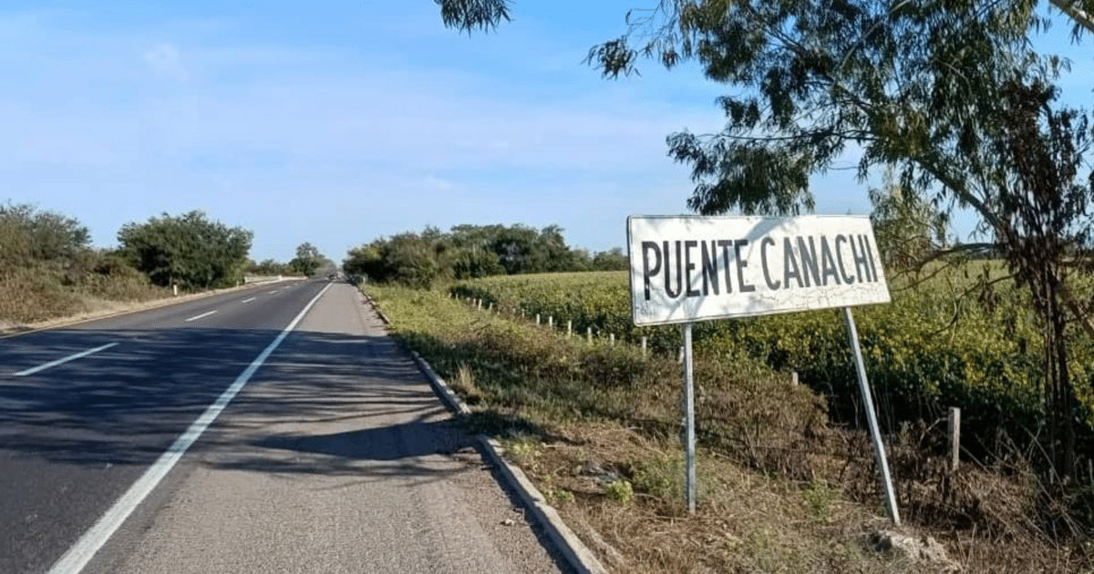 Carretera con letrero 'PUENTE CANACHI' y vegetación, relacionada con un asalto en la Maxipista Culiacán Mazatlán.