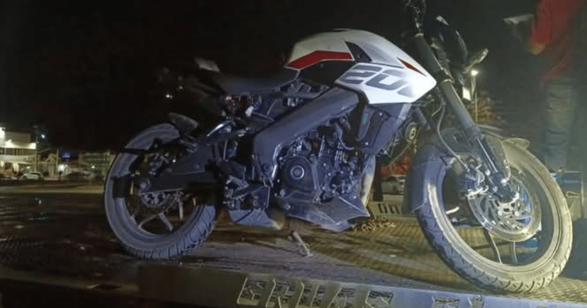 Motocicleta moderna en remolque durante operativo nocturno en Culiacán