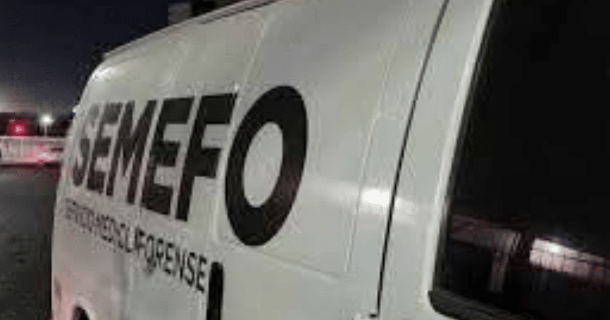 Furgoneta del SEMEFO en escena de crimen nocturna, relacionada con un caso de homicidio en la colonia Ampliación El Barrio.