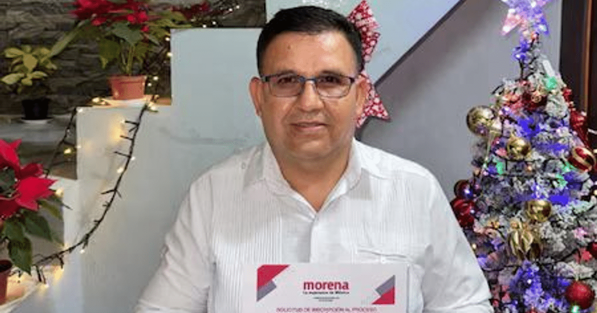 Hombre con documento de Morena en ambiente navideño, relacionado con el asesinato de Germán Anuar Valencia.