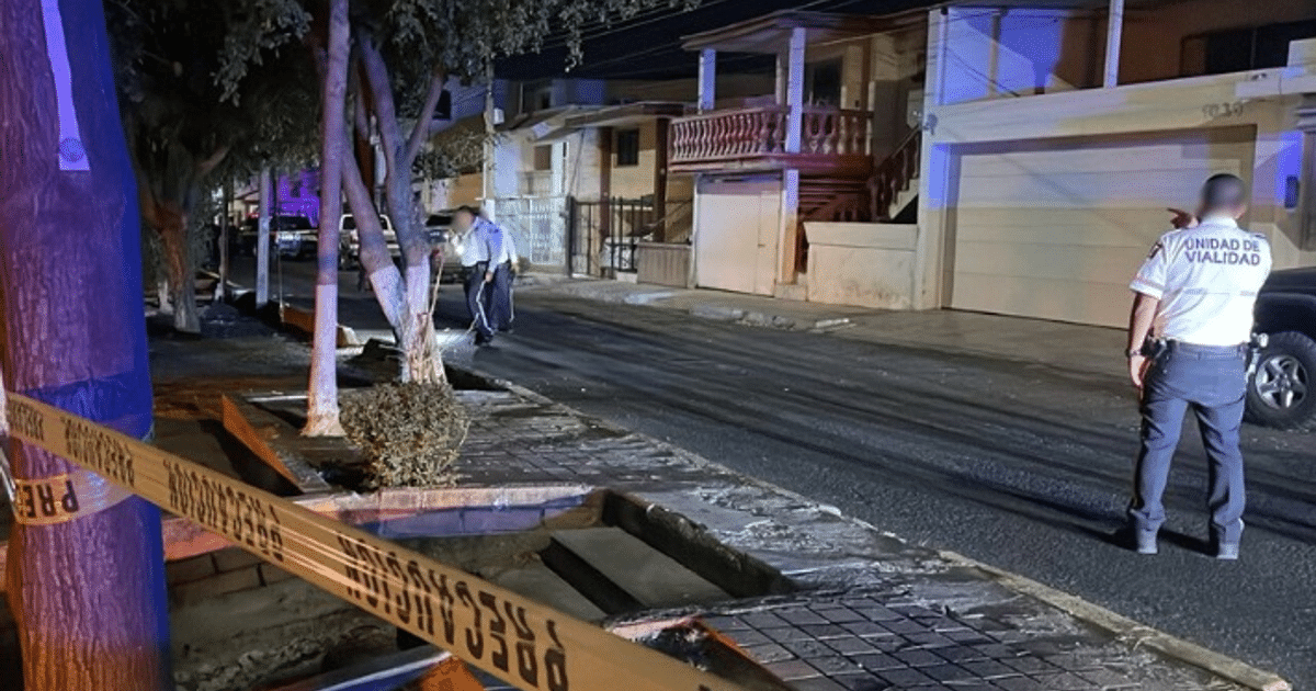 Agentes de seguridad investigan escena nocturna en Culiacán tras ataque a policía.