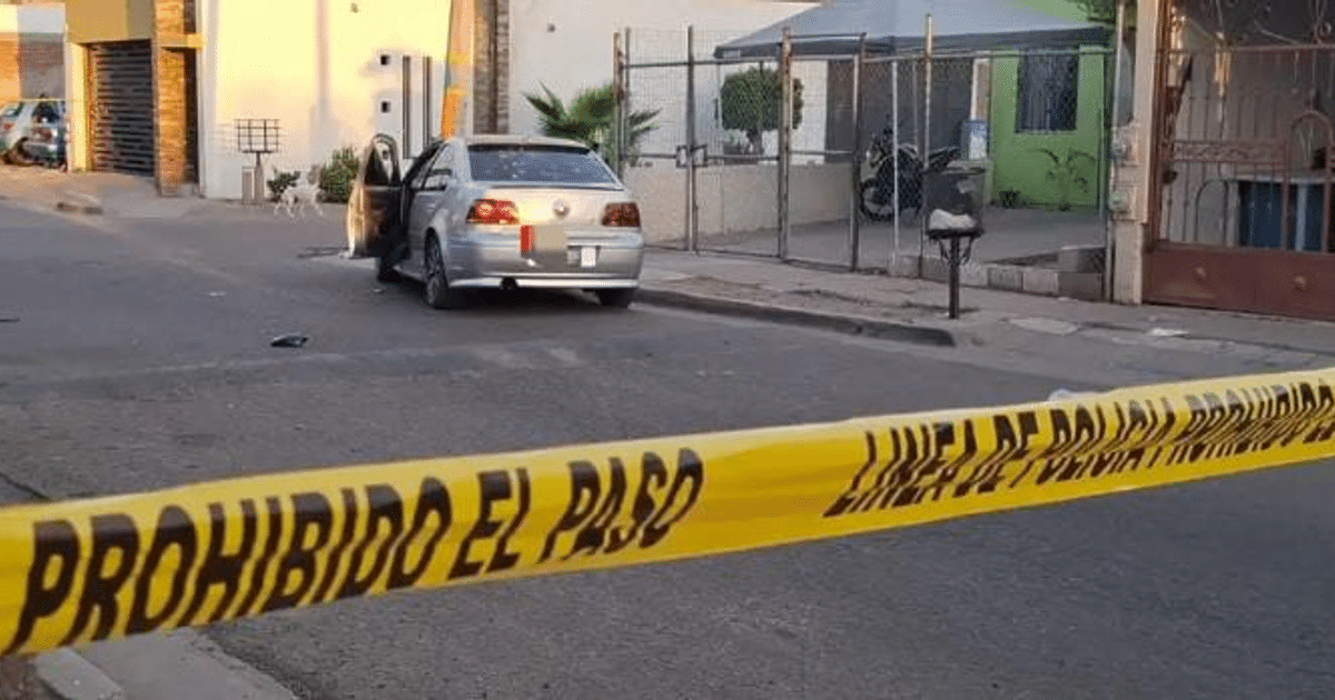 Automóvil plateado detenido en área restringida por cinta amarilla en Culiacán