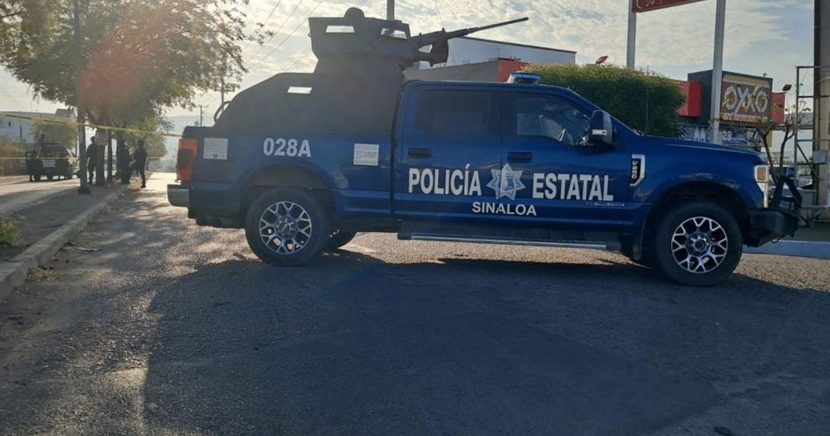 Camioneta de la Policía Estatal de Sinaloa en escena de crimen en Culiacán