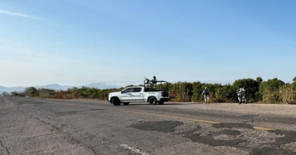 Camioneta de seguridad en camino rural con paisaje montañoso al fondo
