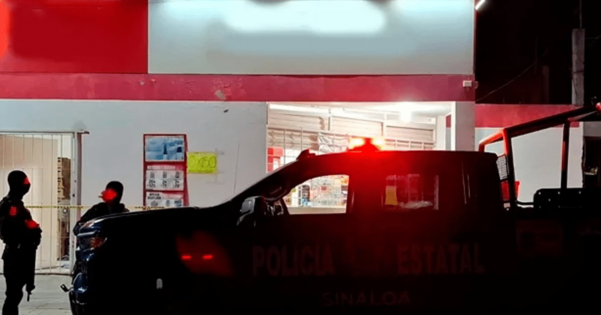 Operativo policial nocturno en Culiacán con vehículo y policías en tienda