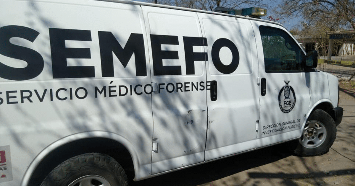 Camioneta del SEMEFO en Navolato, relacionada con un caso de asesinato.