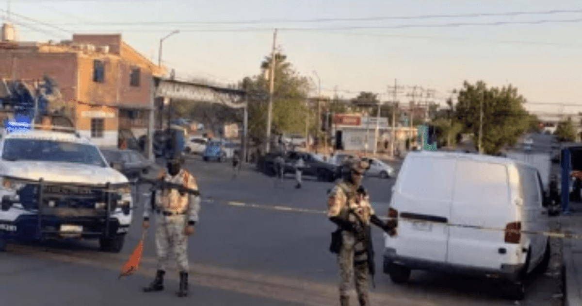 Operativo de seguridad en Culiacán con vehículos policiales y agentes armados
