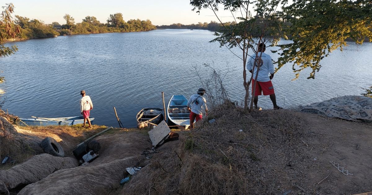 Río Presidio en Sinaloa con personas y vegetación alrededor, escena de un incidente.