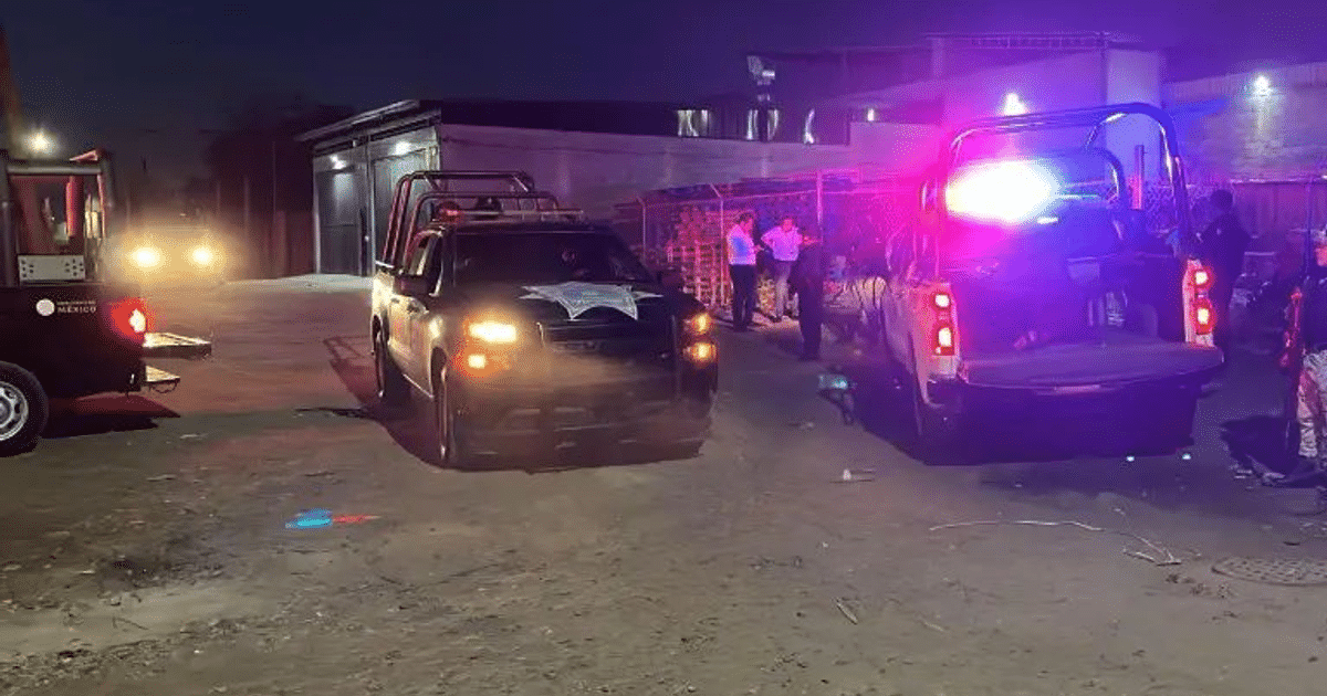 Operativo policial nocturno en Culiacán con vehículos de seguridad y luces de emergencia.
