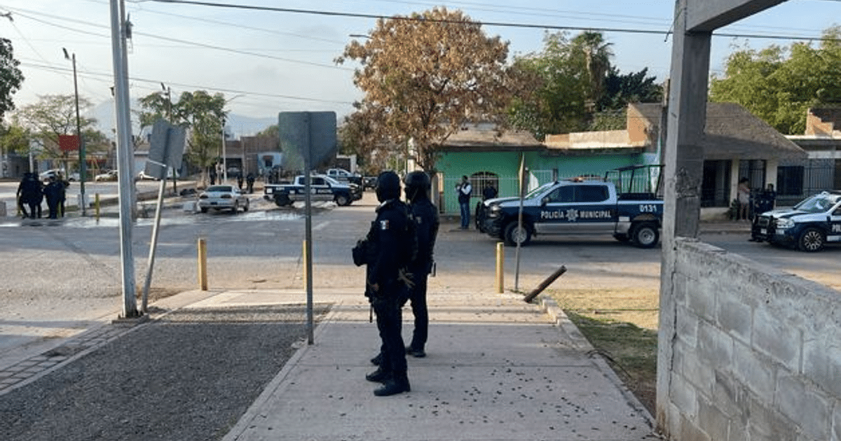 Agentes de policía y vehículos en Culiacán tras ataque armado en Los Huizaches