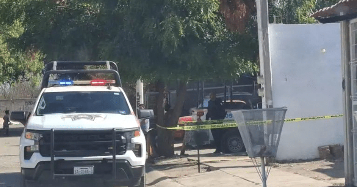 Vehículo policial con luces encendidas en escena de crimen en Santa Rocío