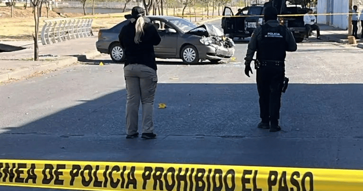 Vehículo dañado en Culiacán tras ataque a balazos, con policía investigando la escena.