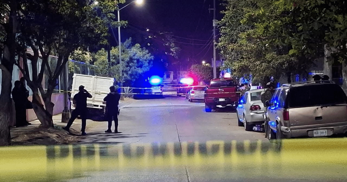 Operativo policial nocturno en Mazatlán con vehículos y agentes de seguridad en escena.