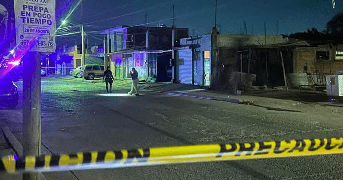 Escena nocturna de investigación en Culiacán con luces de emergencia y cinta de precaución.