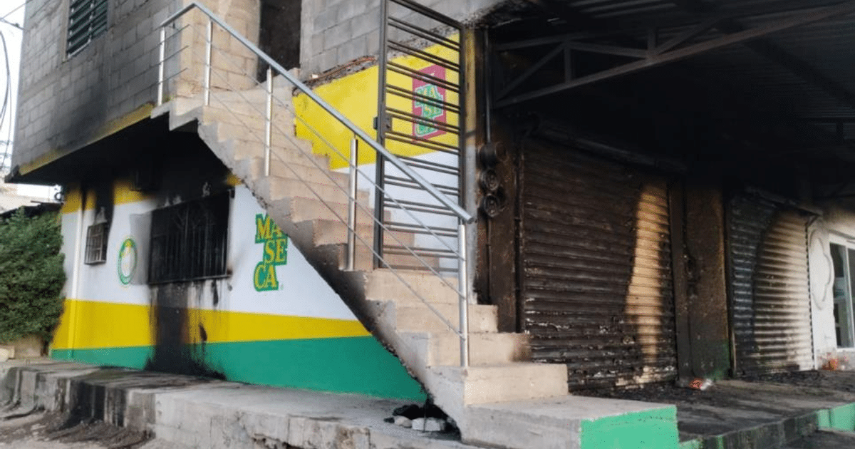 Edificio con escalera metálica y daños por incendio en Culiacán