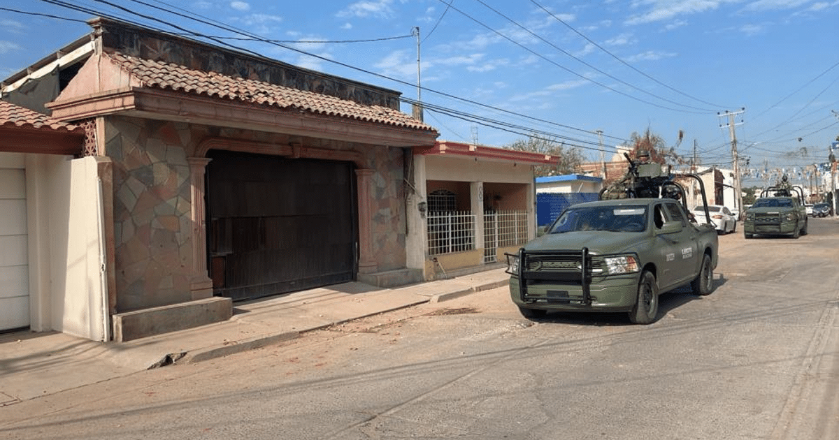 Calle en Culiacán con vehículos de seguridad tras ataque armado