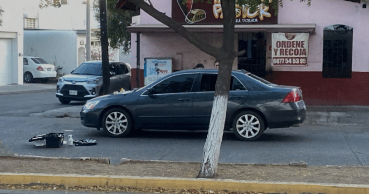Automóvil gris estacionado frente a taquería en Culiacán, posible escena de incidente.