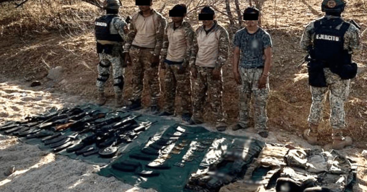 Personas junto a armas y equipo militar incautados en San Lázaro, Sinaloa.