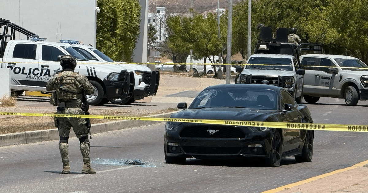 Escena de incidente policial en Mazatlán con vehículo deportivo y oficiales armados