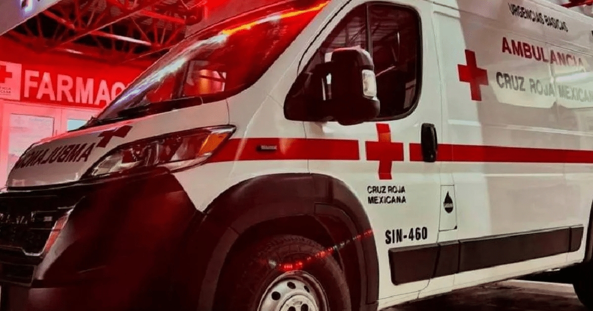 Ambulancia de la Cruz Roja Mexicana con luces encendidas frente a una farmacia en Guasave.