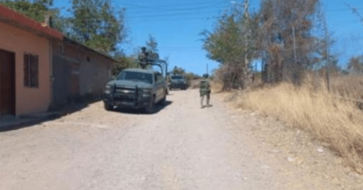 Camino rural en Culiacán con vehículo militar y soldado tras ataque con dron