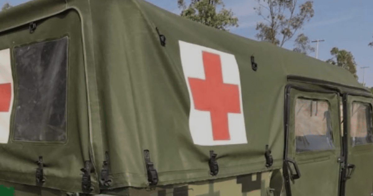 Vehículo militar con cruz roja en operativo de seguridad en Culiacán