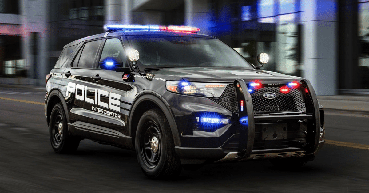SUV policial Ford Explorer 'Interceptor' en movimiento con luces de emergencia en Huntingburg.